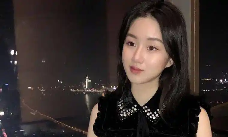 孟非相伴几十年的妻子,原来是她,鲁豫都惊叹:简直太漂亮了!