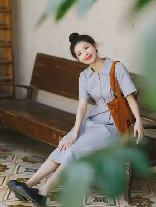 原创俏皮减龄装小姐姐高扎丸子头带着甜美的笑容美如初恋女友