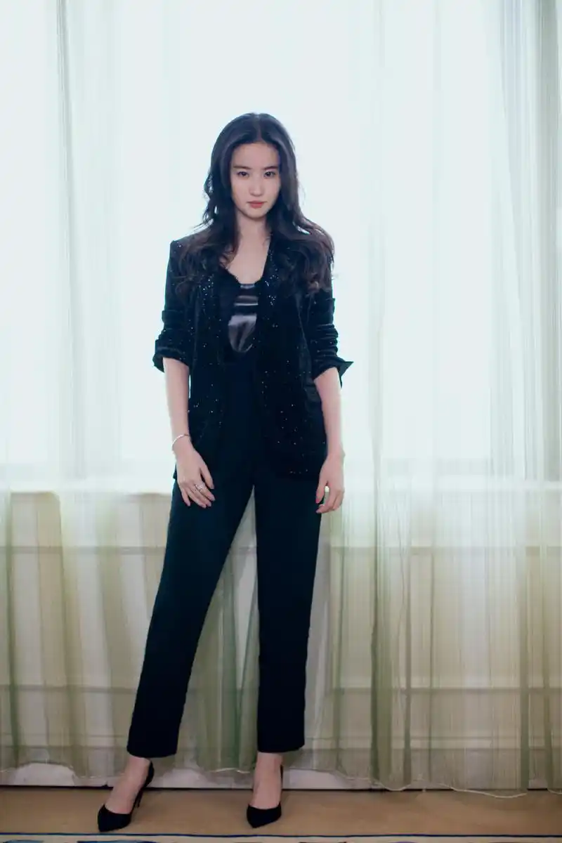 简介:刘亦菲西装酷美写真图片,分享一组刘亦菲图片给大家,图中的明星