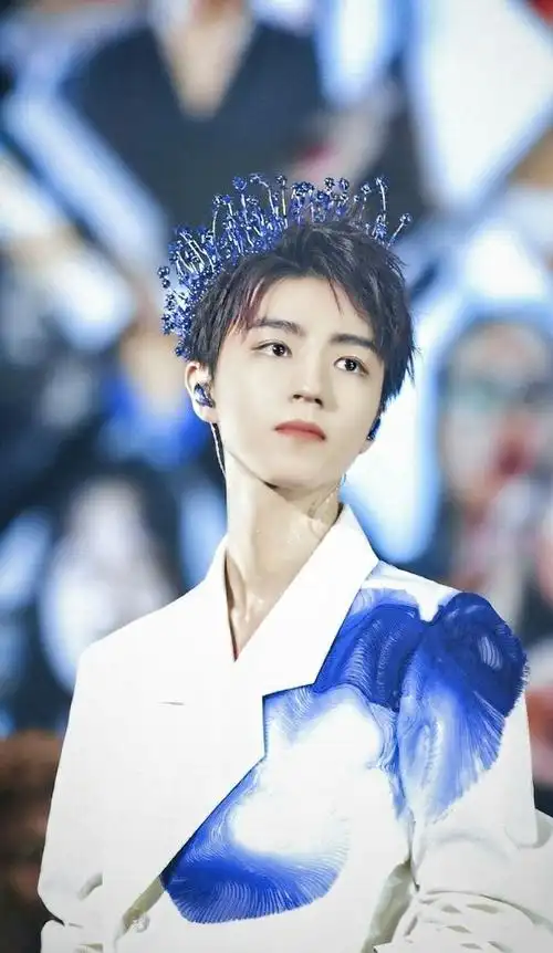 王俊凯超话#不是饭也舍不得删的照片#王俊凯的演唱会王冠造型,还有