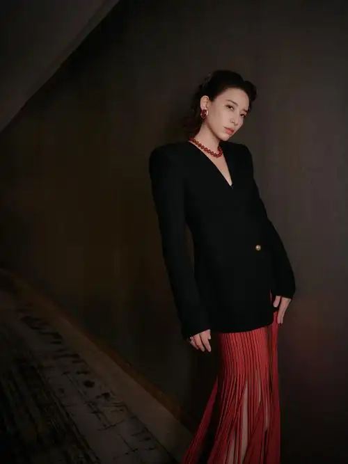 李斯丹妮时光音乐会# 从黑暗中款步走入聚光灯下,在时光的变迁里越发