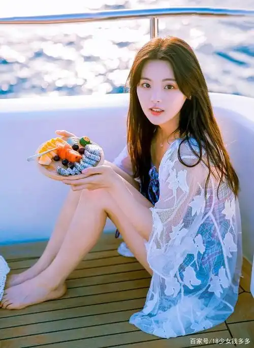 杨超越穿透视蕾丝衫,海边秀美腿,半露不露又纯又欲