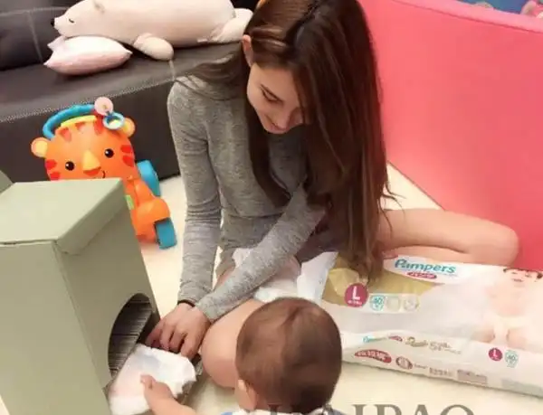 昆凌怀二胎孕照曝光 四肢纤细一脸少女模样美爆