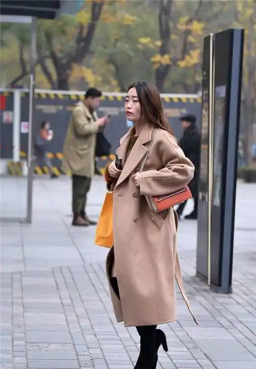 黑色粗跟过膝长靴,搭配卡其色呢子大衣,冬季的保暖穿搭_美女_效果