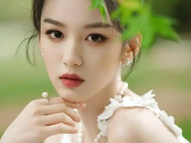 至少从外在条件看,张凌赫和周也的适配度很高,无论是身高还是年龄.