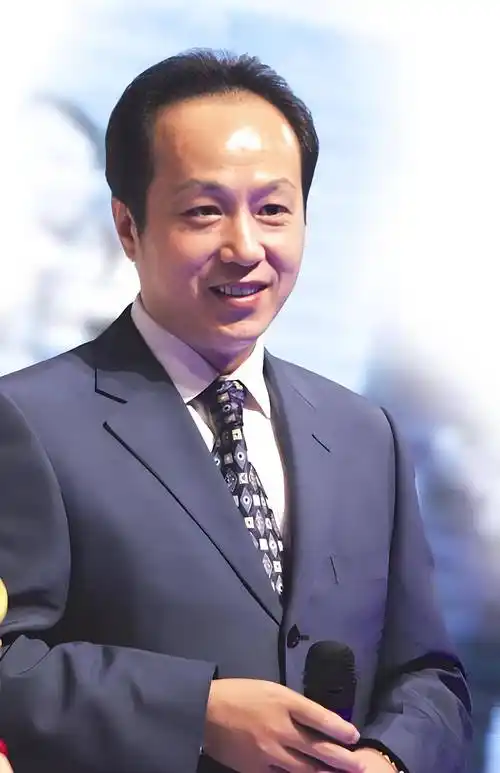 罗京去世15年后,当初哭到昏厥的妻子嫁豪门,如今29岁儿子成这样