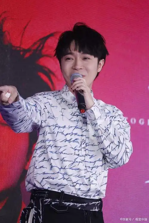 吴青峰发文批评演唱会手机海