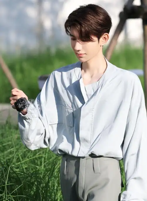 王源周末福利惊喜掉落 闪闪发光的颜值和微微露出的锁骨