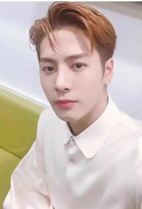 王嘉尔三七分刘海发型 弄时髦洋气刘海发型