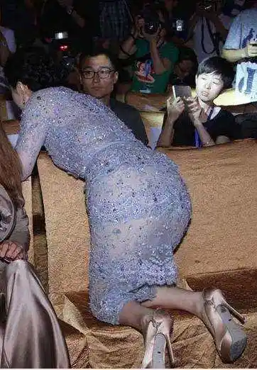 范冰冰出席活动撅着屁股对着镜头网友李晨看了什么感受