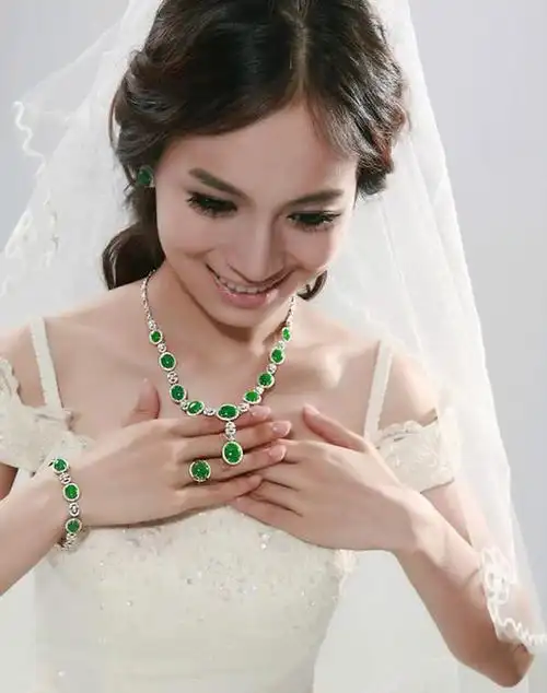 女人一定要拥有的三件翡翠首饰,不同的年龄阶段,有不同的寓意
