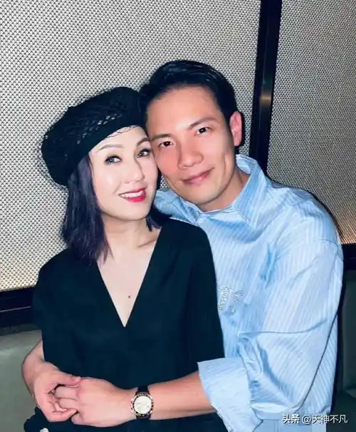 2009年,杨千嬅和丁子高在国外登记结婚,为了让老公开心,杨千嬅还将名