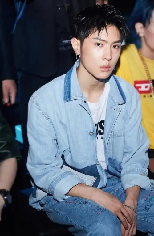 马伯骞简约帅气写真图片