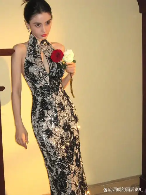 baby亮相上海时装周,沉寂多时的她重返红毯,深v旗袍礼服大秀身材,风情
