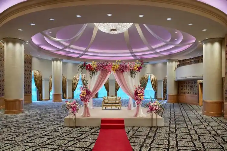 铺着地毯的活动室配有舞台设置,用于举办印度婚礼.