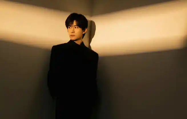 易烊千玺黑西装写真