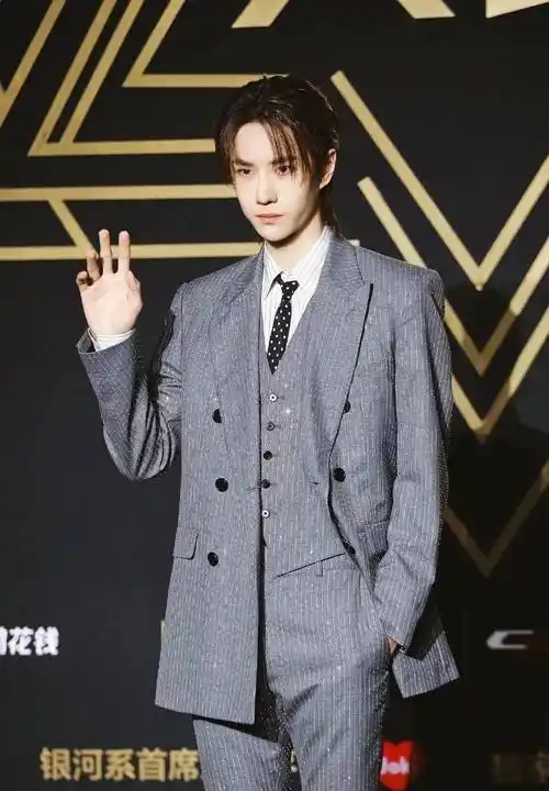 王一博西装穿搭合集_太阳_舞台_白色