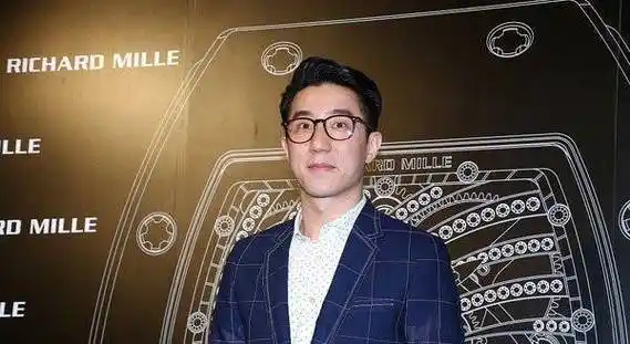 "但没想到打脸来得相当之快,2014年,柯震东和房祖名事件曝光,被警方