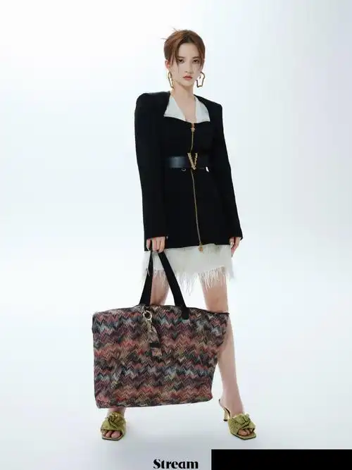 硬糖少女303刘些宁高跟凉鞋,如夜空中的明星,闪耀且迷人.