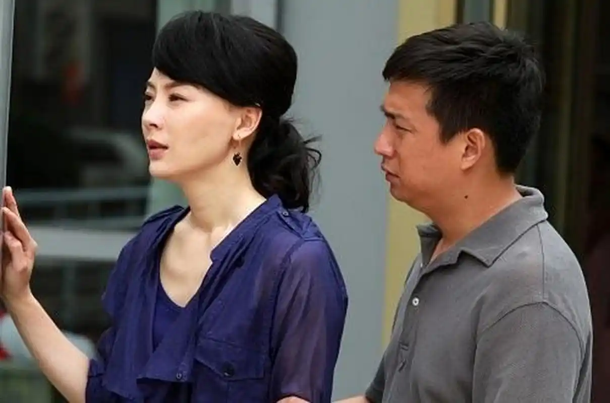 他前夫经常出差,她有时候晚上打电话过去,很多时候都