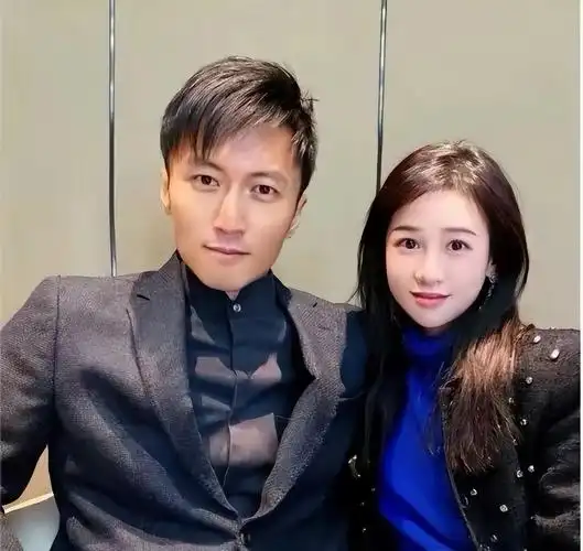 明星谢霆锋出席好友丁佳敏和周力源的婚礼,一身帅气西装亮相,成为全场