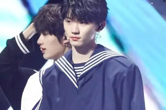 马嘉祺"双胞胎哥哥"曝光,五官和小马天差地别,但颜值不输弟弟