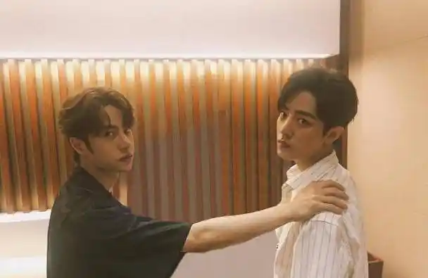 原创183cm肖战和180cm王一博同是蓝西装造型风格差距这么大