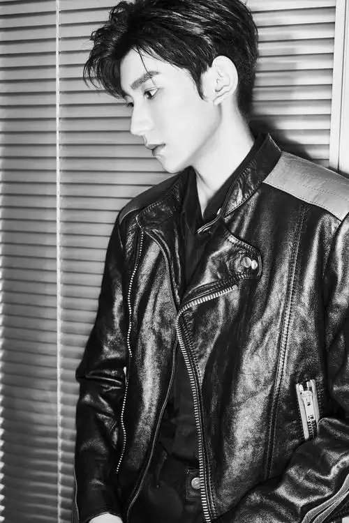 王源身穿黑色皮衣外套配黑色西装