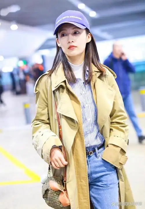 李沁现在真会穿,宽松毛衣叠穿牛仔衬衫走机场,气质时尚又洋气