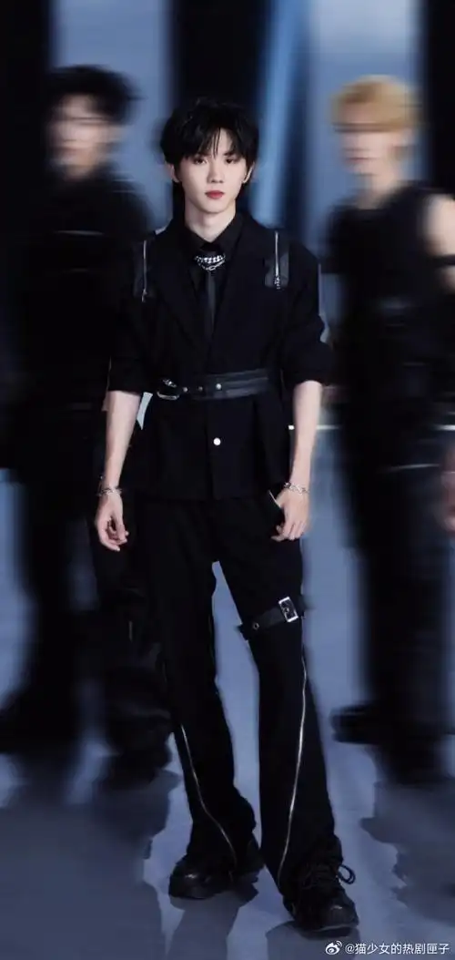 宽肩细腰长腿,我说马嘉祺的身材也是仙品期待嘉祺明天上午10点的个人