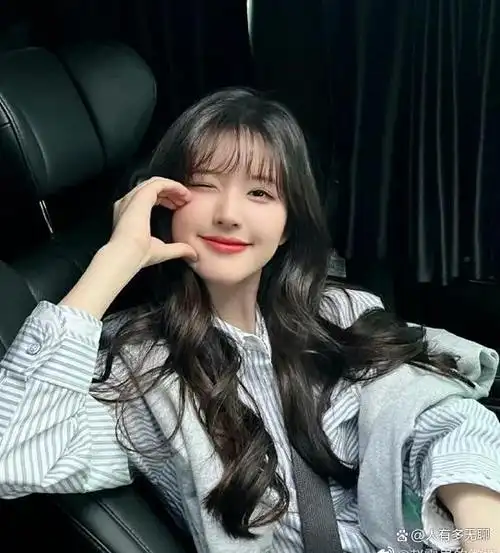 赵露思墨镜比心九宫格太可爱了吧