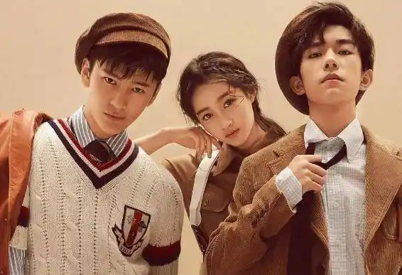 首先就是关晓彤了,他们两个的年纪相差不大,易烊千玺的表情非常高冷