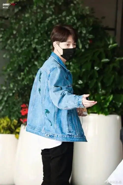 张艺兴蓝色牛仔外套清新帅气顺毛小绵羊,温柔又元气的蓝朋友|小绵羊|