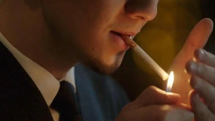 为什么说打一次火,最多只能给两个人点烟,不能给第三个人点烟?