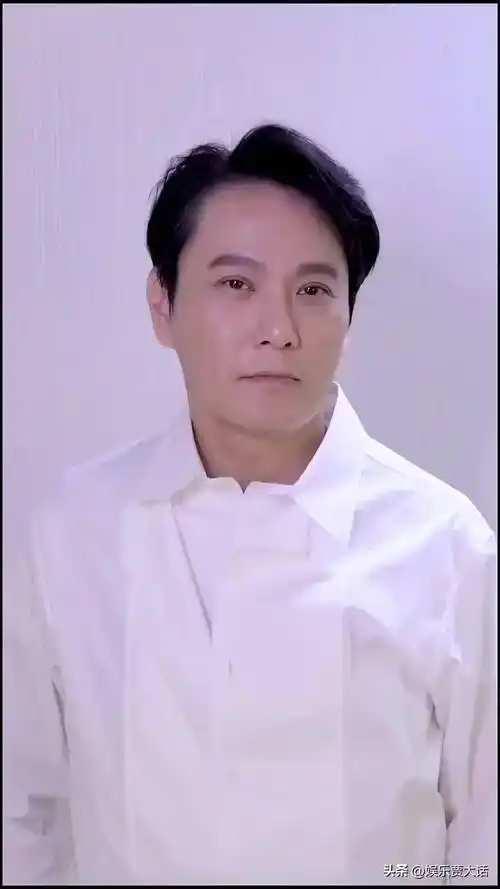 张信哲商演太丢面,与女子牵手唱歌引热议,被曝出场费130万_网友_合唱