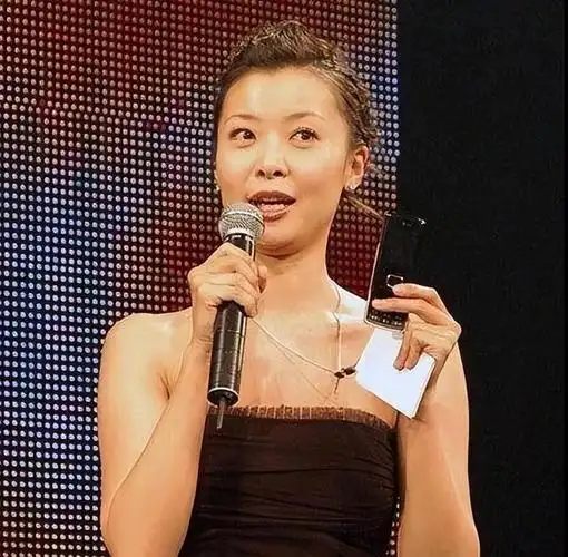 爷爷是开国上将,爸爸是副参谋长,家世显赫的她52岁却仍不婚不育