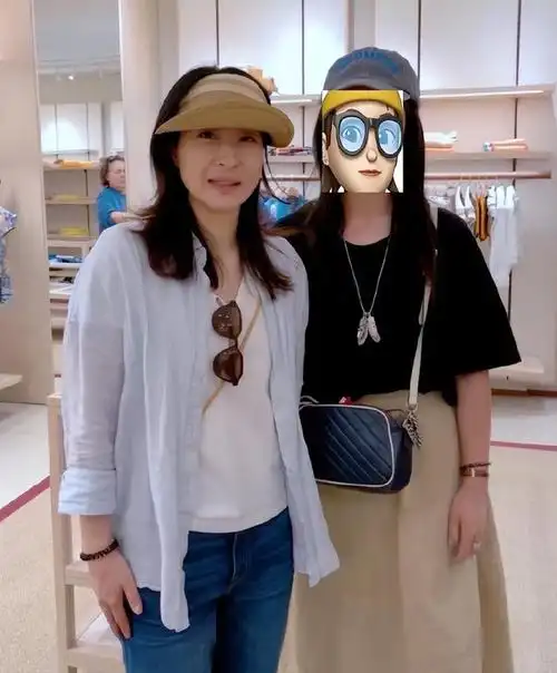 郭晶晶现身国外奢侈品店穿牛仔搭配白色t恤脸型和董明珠超像