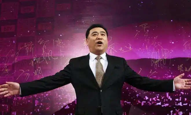 央视主持人张宏民无妻无子退休后独自在街头雪糕人生失败