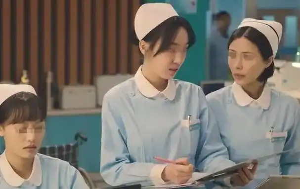 "罗医生,你今天做手术累坏了吧,我来帮您捶捶背吧?