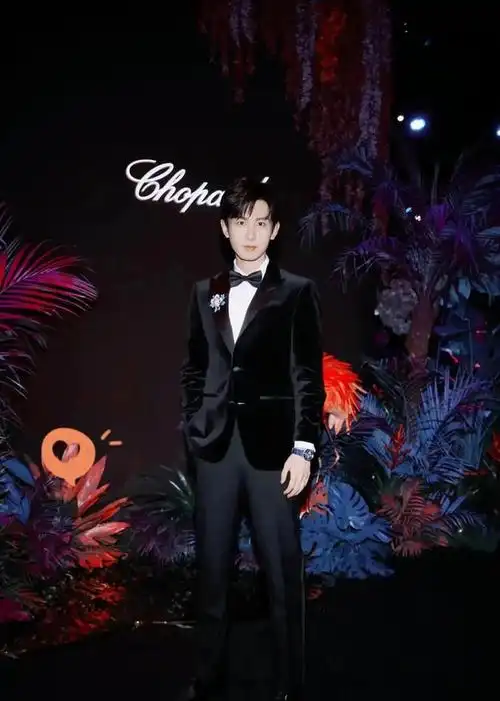 新鲜花美男西装杀,黄景瑜24邓为19宋威龙17肖战14嘉伦第5,酷盖|杨洋