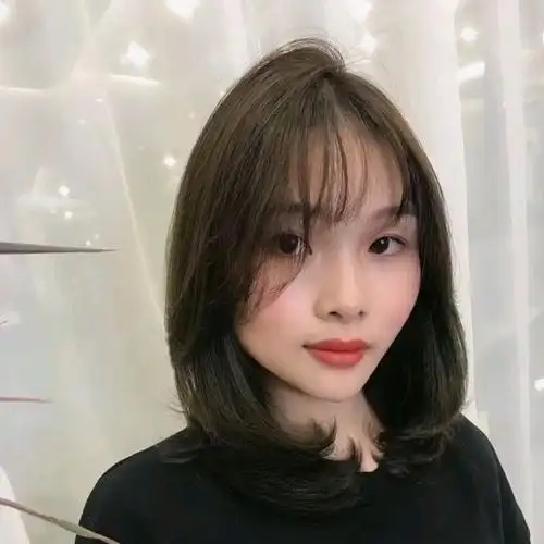 中分的蓬松直发也能修饰脸型,并且看起来还特别的自然,这样的头发造型