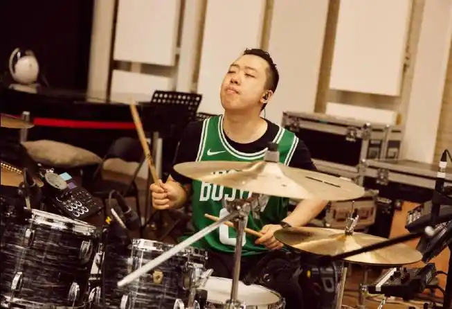 梁博与工作团队回家乡演出前排练,看他服装造型,懂的歌迷都笑了