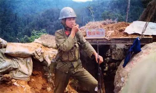 中越两山轮战难忘瞬间:最后给受伤战士喂饭的护士,你真美!