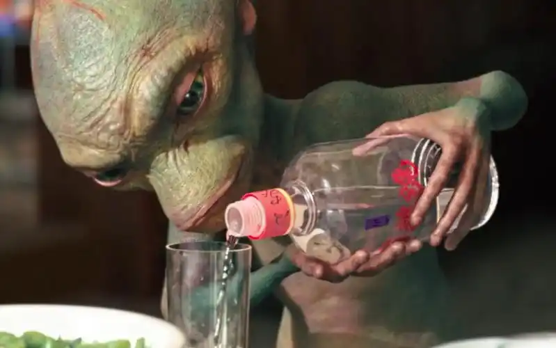 黄渤,沈腾抓了个外星人来上菜斟酒,别有一番风味