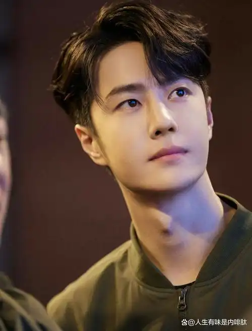 王一博拍合照憋不住笑了