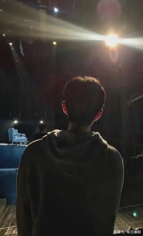肖战工作室发布6张直播花絮图片,聚光灯下的背影让人相信美好 肖战