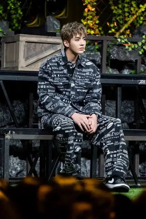 盘点吴亦凡开保时捷穿什么鞋碧梨的yeezy又大又圆