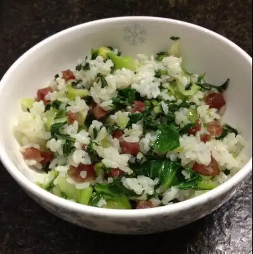 奶糖妹做的香肠青菜饭