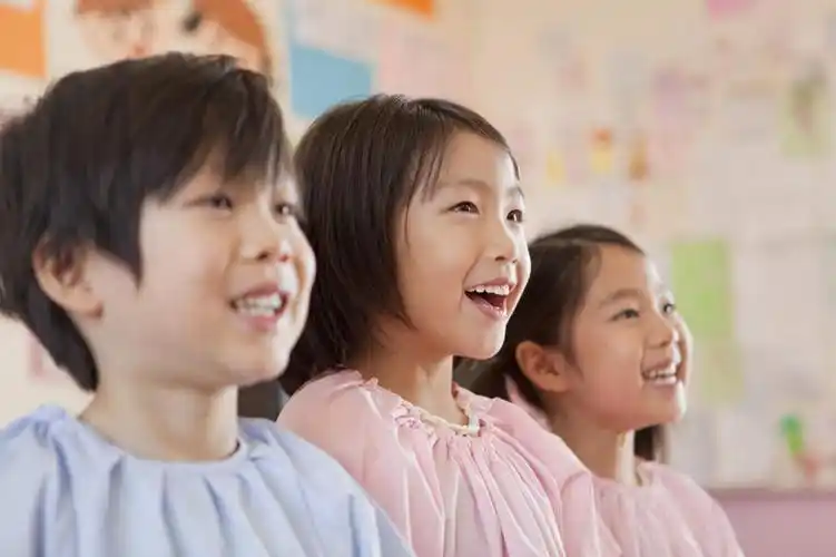 制服,友谊,纯洁,亚洲,服装,朦胧,模糊,墙,黄种人,肩膀,墙壁,墙面,小孩