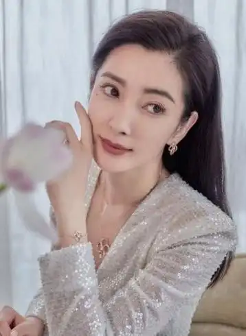 50岁李冰冰惊人"绝症"曝光,正常生活成奢侈无人敢近身!